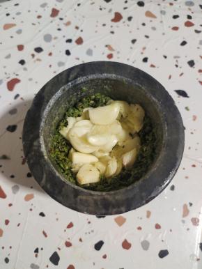 再放入适量的蒜瓣，再放入一勺盐！