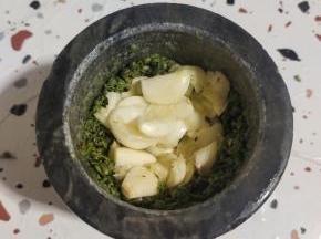 再放入适量的蒜瓣，再放入一勺盐！