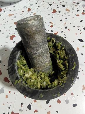 继续捣碎成泥状！