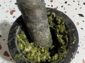 继续捣碎成泥状！
