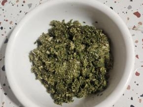 依次把所有的新鲜花椒和蒜瓣都捣碎完！