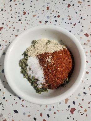 放入适量的辣椒面，盐和适量的白芝麻！(喜欢吃辣一点的就多放点辣椒面，不喜欢吃辣的朋友可以少放一点辣椒面，也可以不放！)