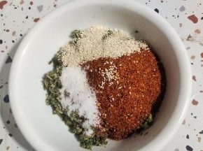 放入适量的辣椒面，盐和适量的白芝麻！(喜欢吃辣一点的就多放点辣椒面，不喜欢吃辣的朋友可以少放一点辣椒面，也可以不放！)