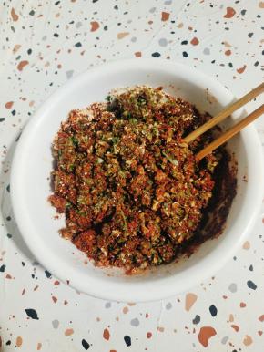 用筷子搅拌均匀！