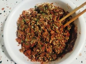 用筷子搅拌均匀！