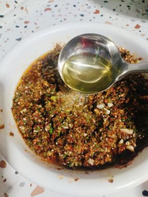 淋上热油！边淋热油边搅拌，让蒜蓉和花椒均匀的受热！