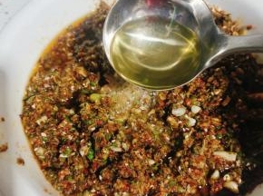 淋上热油！边淋热油边搅拌，让蒜蓉和花椒均匀的受热！
