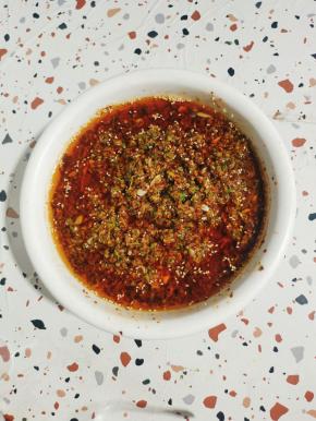 搅拌好的蒜蓉花椒酱，晾至温热！