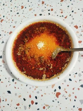 放入两大勺鸡精，搅拌均匀！