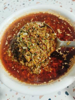 已经闻到香味儿了，迫不及待尝了一点，又麻又辣，太好吃了！