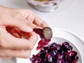 葡萄洗净去皮。