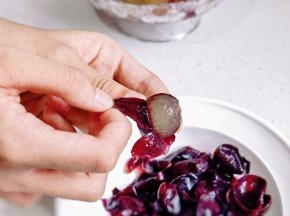 葡萄洗净去皮。