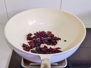 倒入帝伯朗氧吧锅中。