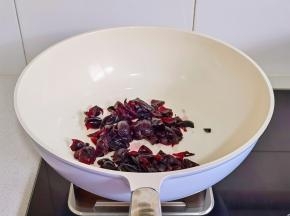 倒入帝伯朗氧吧锅中。