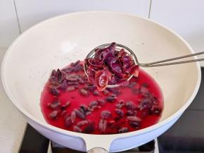 将葡萄皮捞出。