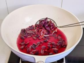 将葡萄皮捞出。