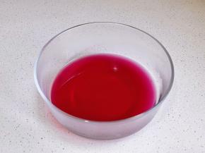 过滤出葡萄汁。