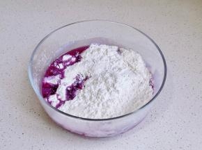 倒入糯米粉和糖。