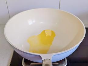 不粘锅中加黄油小火融化。