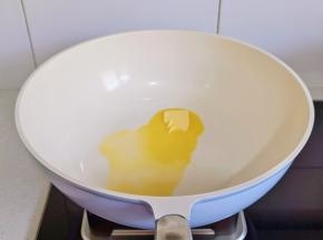 不粘锅中加黄油小火融化。