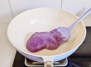 炒熟取出，放入冰箱冷藏。