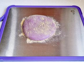 取出撒上熟黄豆粉。