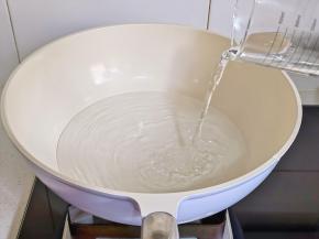 锅中倒入凉开水，加热到30度左右。