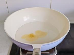 加入泡软的吉利丁片。