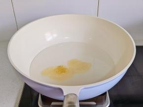 加入泡软的吉利丁片。