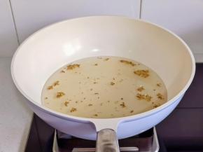 搅拌均匀煮化关火。（水温不宜过高，50度左右）