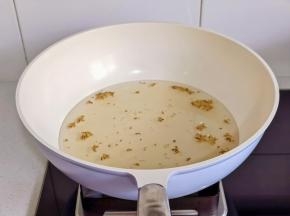 搅拌均匀煮化关火。（水温不宜过高，50度左右）