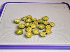 小青柠洗净对半切开。