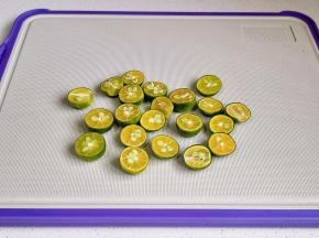 小青柠洗净对半切开。