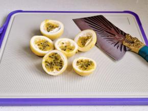 百香果对半切开，挖出果肉。