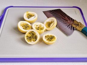百香果对半切开，挖出果肉。