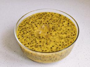 分享保存百香果方法：果肉+蜂蜜搅拌均匀。