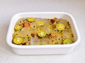 小青柠，话梅水一起倒入拌匀。