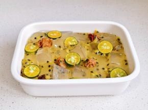 小青柠，话梅水一起倒入拌匀。