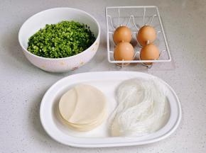 韭菜切碎，粉丝泡软切碎。