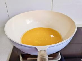 鸡蛋打散倒入锅中。