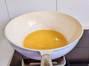 鸡蛋打散倒入锅中。