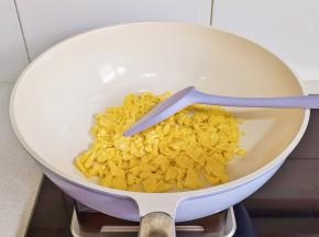 煎熟铲碎晾凉。