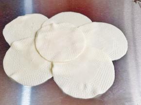 饺子皮边缘擀薄。