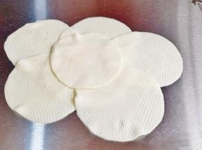 饺子皮边缘擀薄。