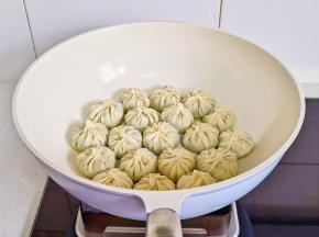 锅中喷油，摆入生煎。