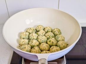 水分收干，撒芝麻葱花。