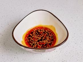 油辣子+生抽拌匀。