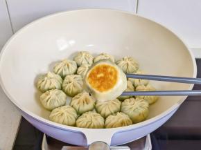 煎至底部金黄。