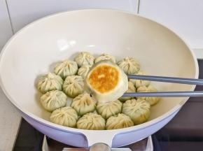 煎至底部金黄。