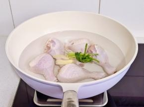 鸡腿冷水下锅+葱姜。